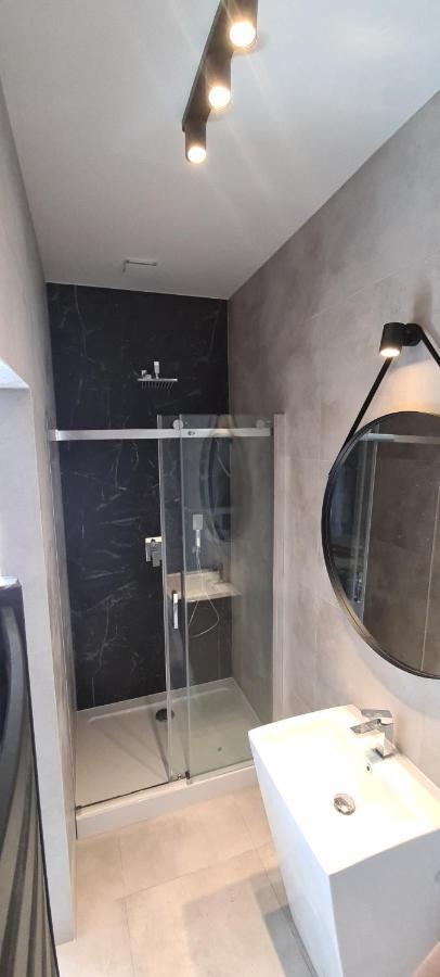 Apartsuites I Sorau Żary Eksteriør billede A shower enclosure