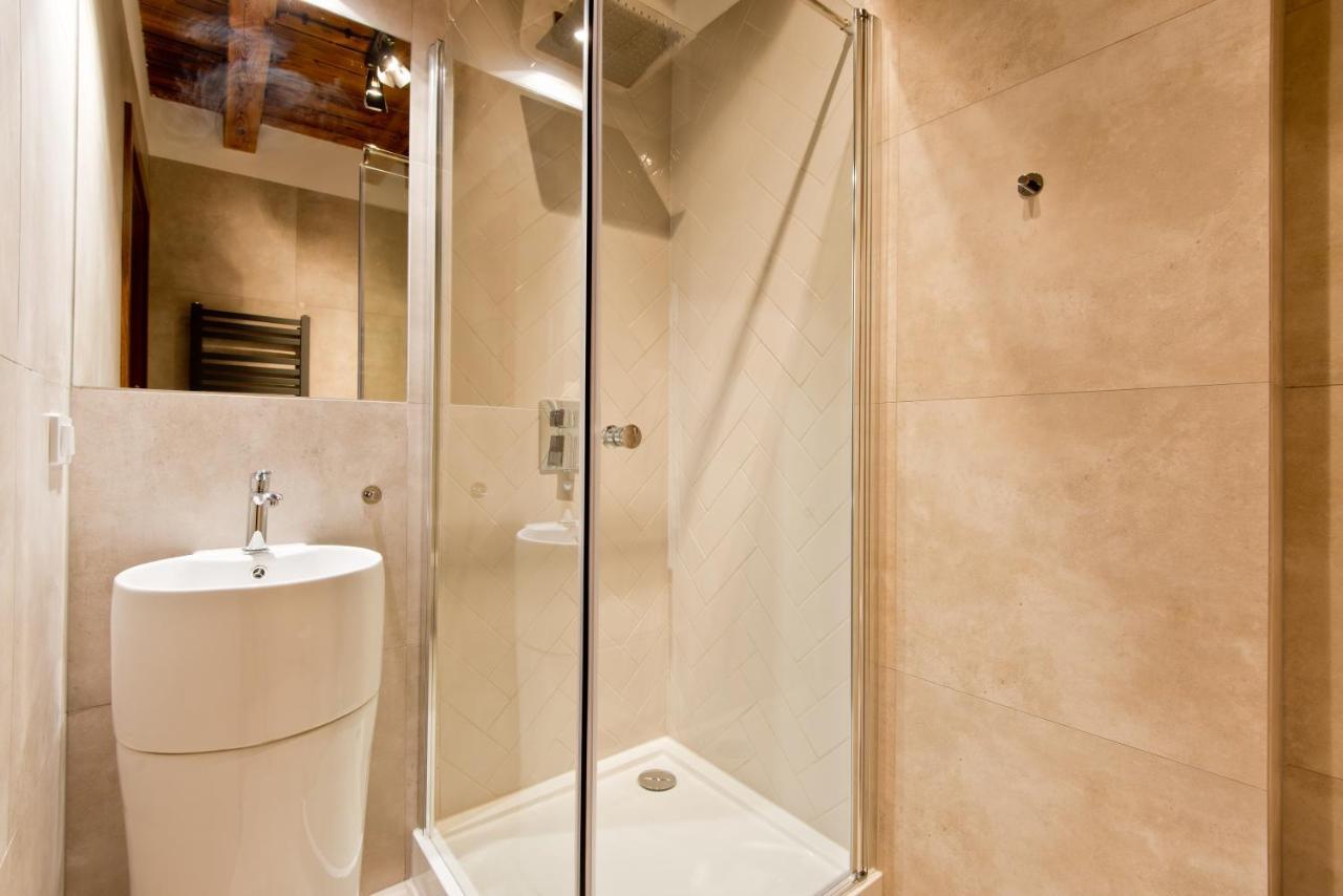 Apartsuites I Sorau Żary Eksteriør billede A shower cubicle