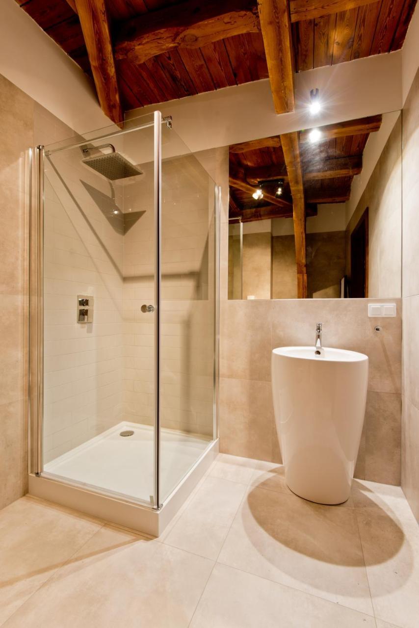 Apartsuites I Sorau Żary Eksteriør billede A shower enclosure