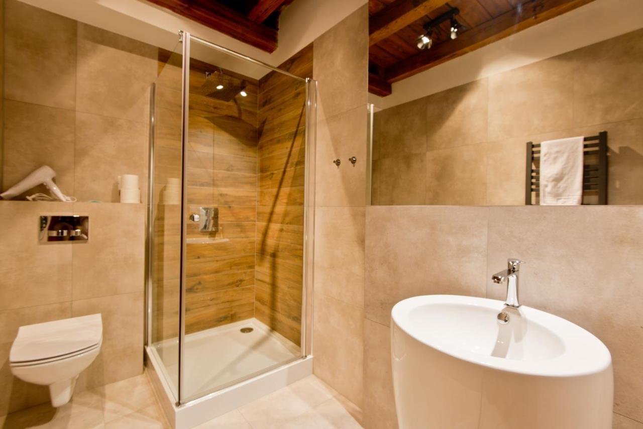 Apartsuites I Sorau Żary Eksteriør billede A shower enclosure