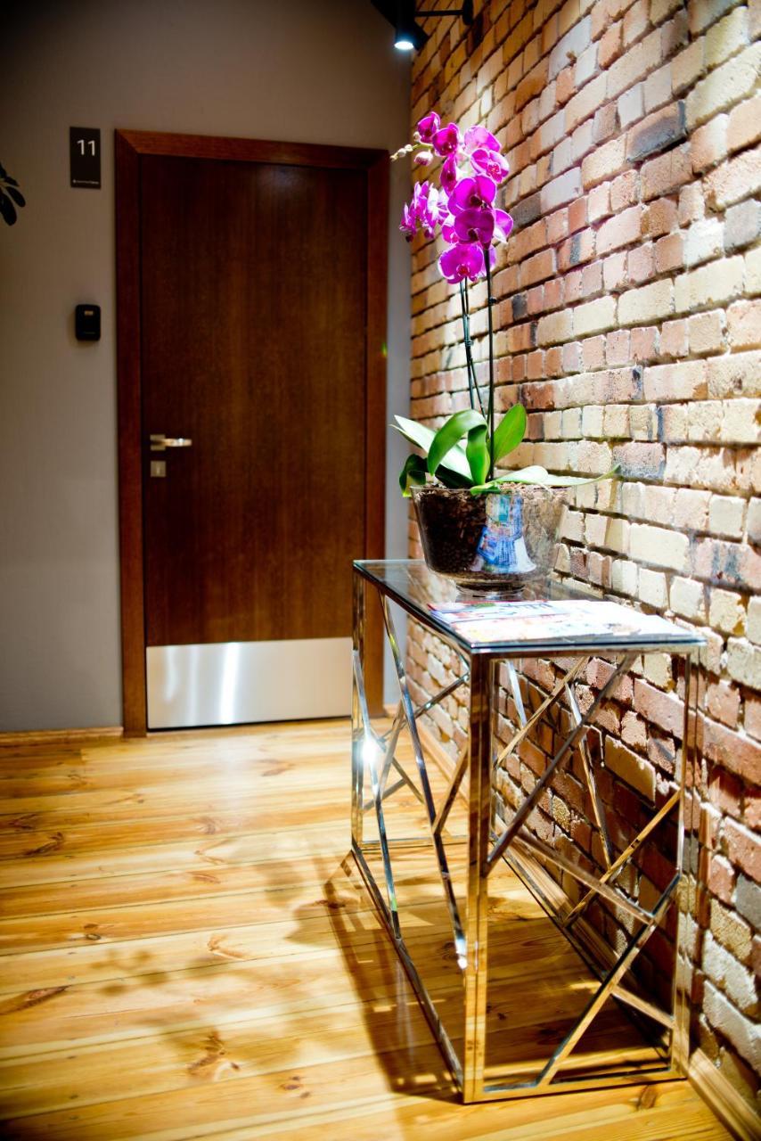 Apartsuites I Sorau Żary Eksteriør billede A modern console table