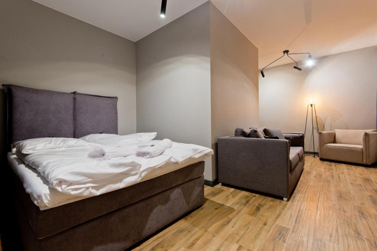 Apartsuites I Sorau Żary Eksteriør billede A bedroom with a sofa bed
