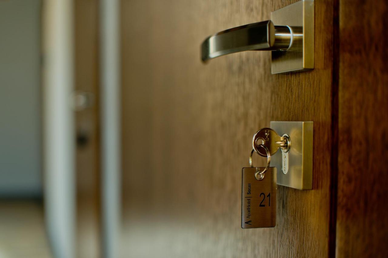 Apartsuites I Sorau Żary Eksteriør billede A door with a key in the lock