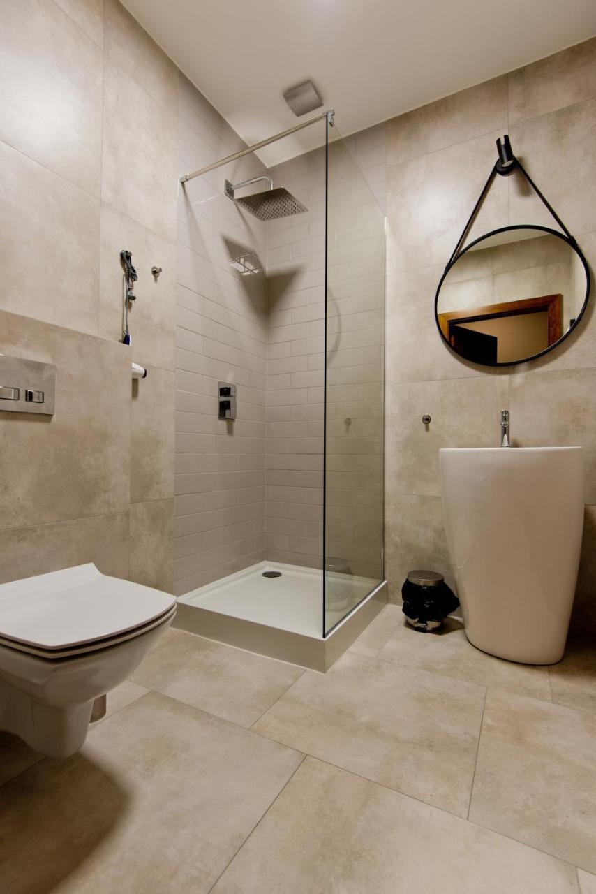 Apartsuites I Sorau Żary Eksteriør billede A shower cubicle