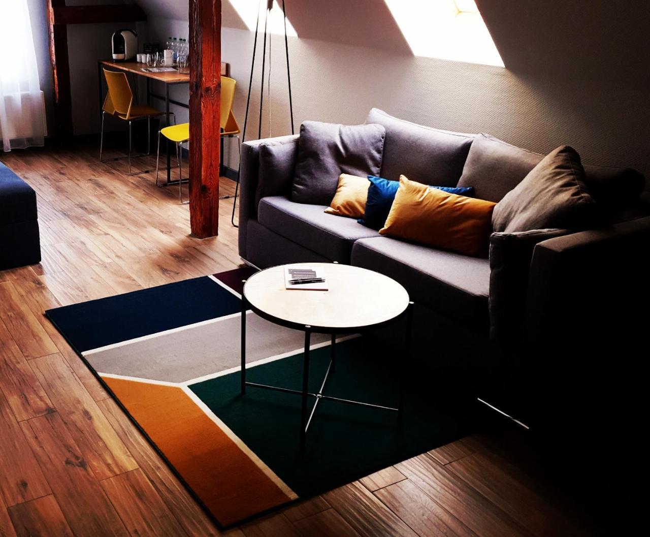 Apartsuites I Sorau Żary Eksteriør billede A living room with a sofa